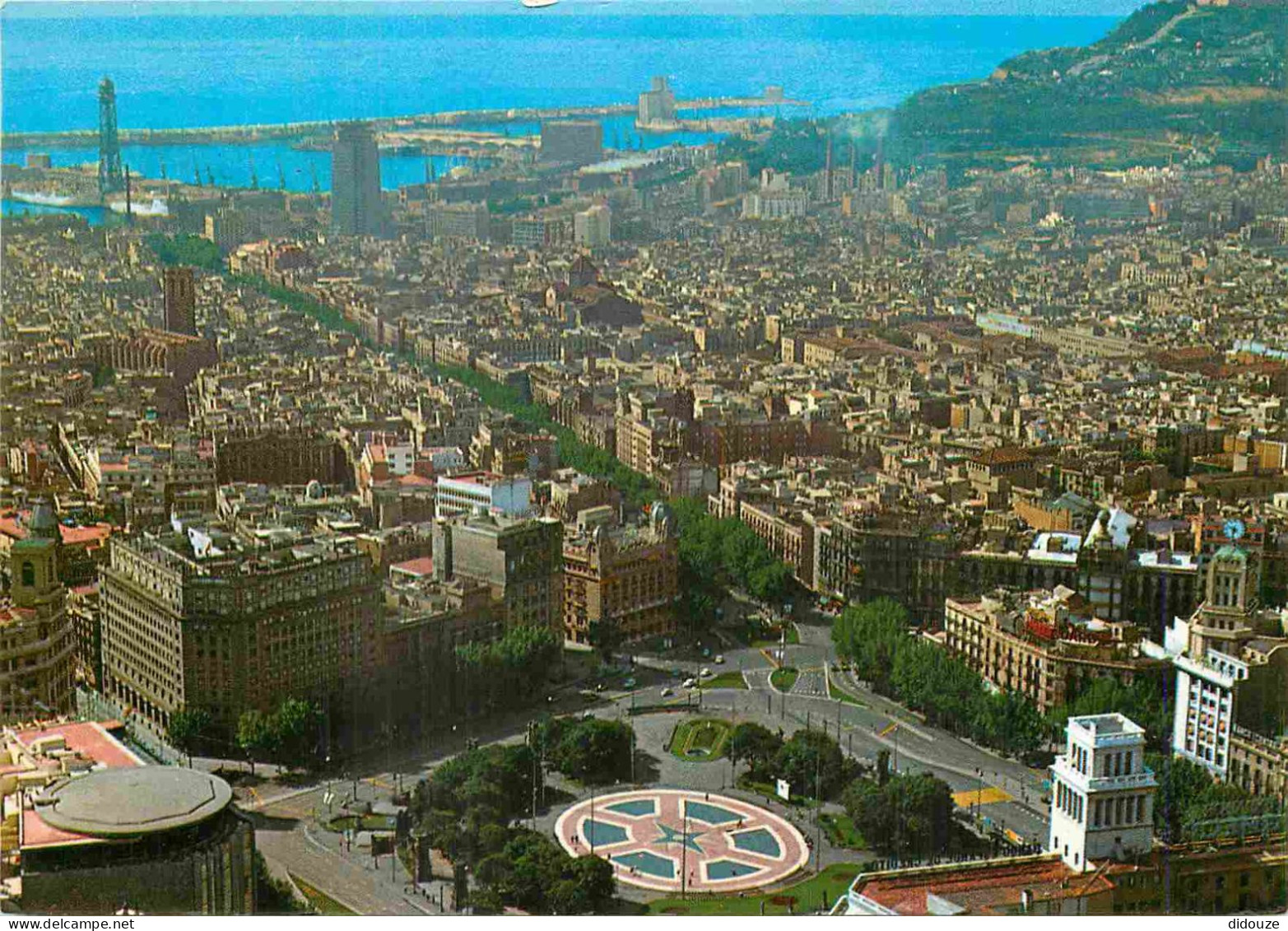 Espagne - Espana - Cataluna - Barcelona - Plaza De Cataluna Al Fondo El Puerto Y Montana De Montjuich - Immeubles - Arch - Barcelona