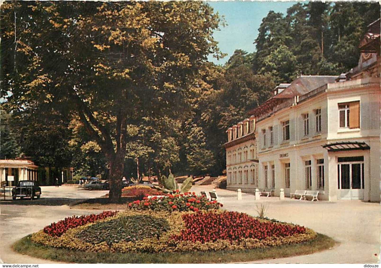 61 - Bagnoles De L'Orne - Etablissement Thermal - Automobiles - Fleurs - CPM - Voir Scans Recto-Verso - Bagnoles De L'Orne