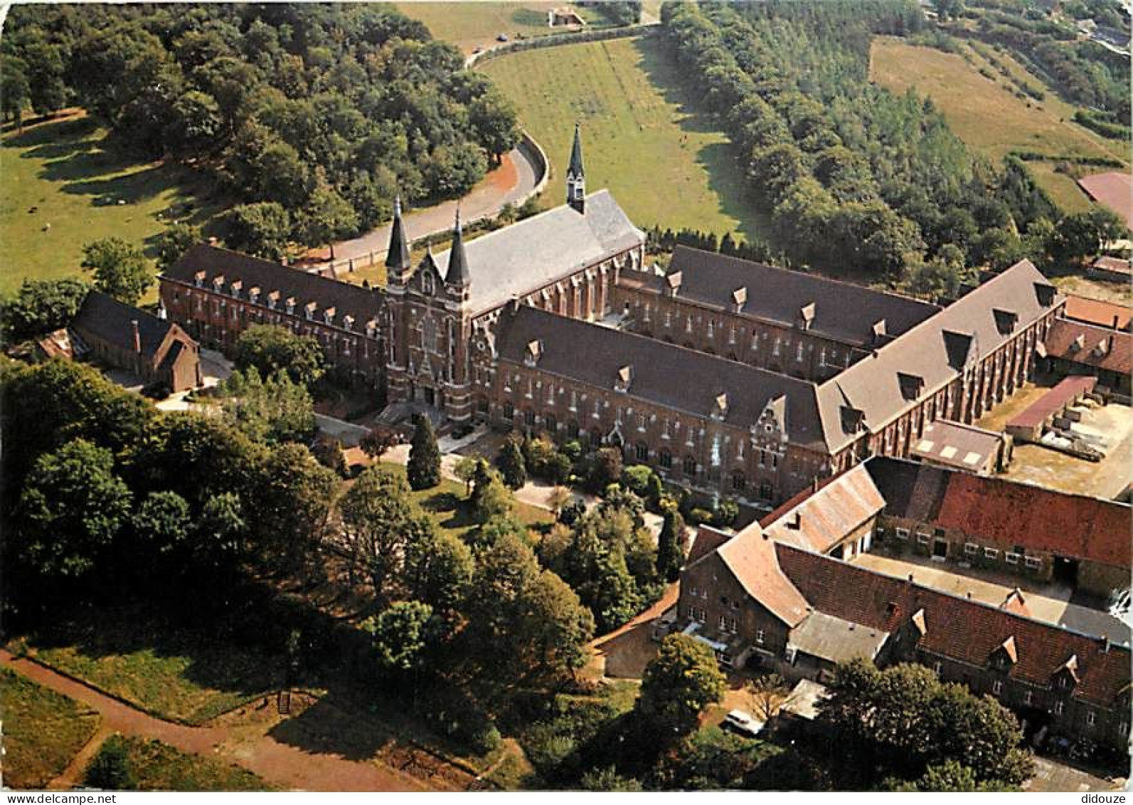 59 - Godewaersvelde - Abbaye Du Mont Des Cats - Vue Aérienne - Côté Nord - Etat Pli Visible - CPM - Voir Scans Recto-Ver - Other & Unclassified