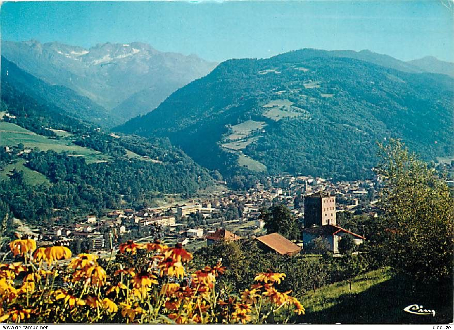 38 - Allevard Les Bains - Vue Générale - La Tour Du Treuil. La Vallée Du Breda, Au Fond, Le Massif De Belledonne Et Le G - Allevard