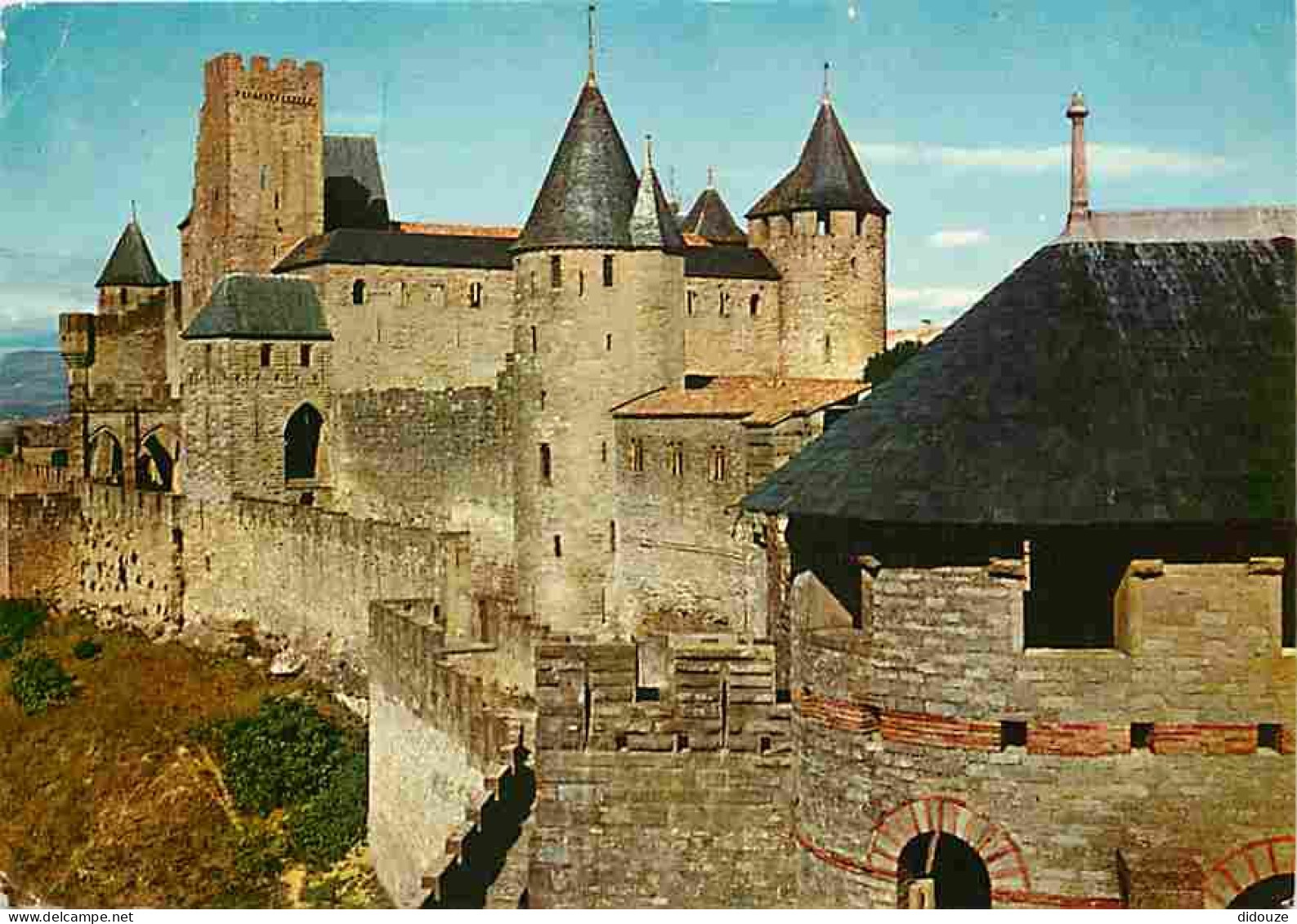 11 - Carcassonne - La Cité Médiévale - Extérieur Du Choteau Comtal - Tour Wisigothe - CPM - Voir Scans Recto-Verso - Carcassonne