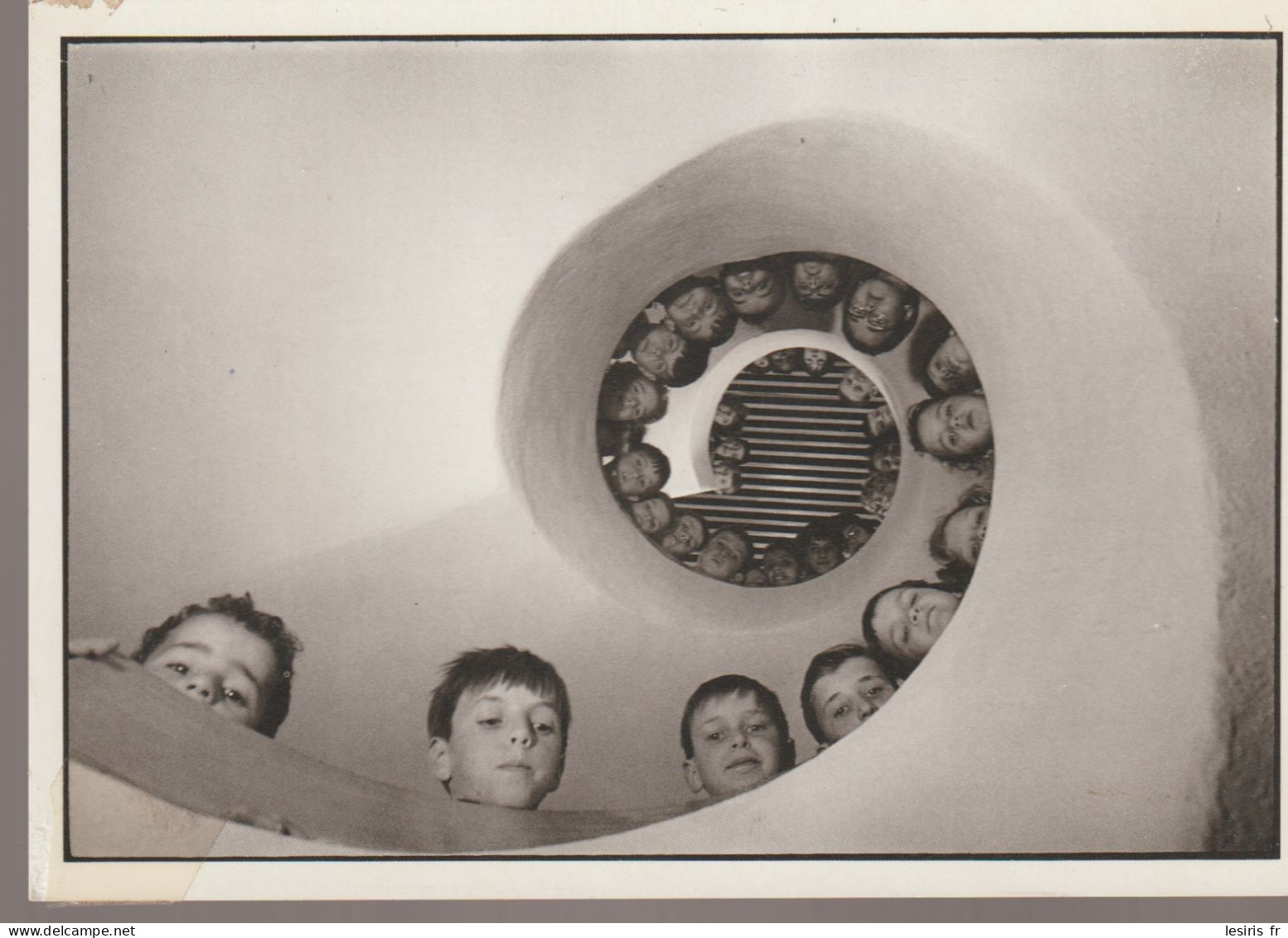 C.P. - PHOTO - MARTINE FRANCK - ENFANTS DANS L'ESCARGOT - PH 296 - MAGNUM PHOTO - NOUVELLES IMAGES - Sonstige & Ohne Zuordnung