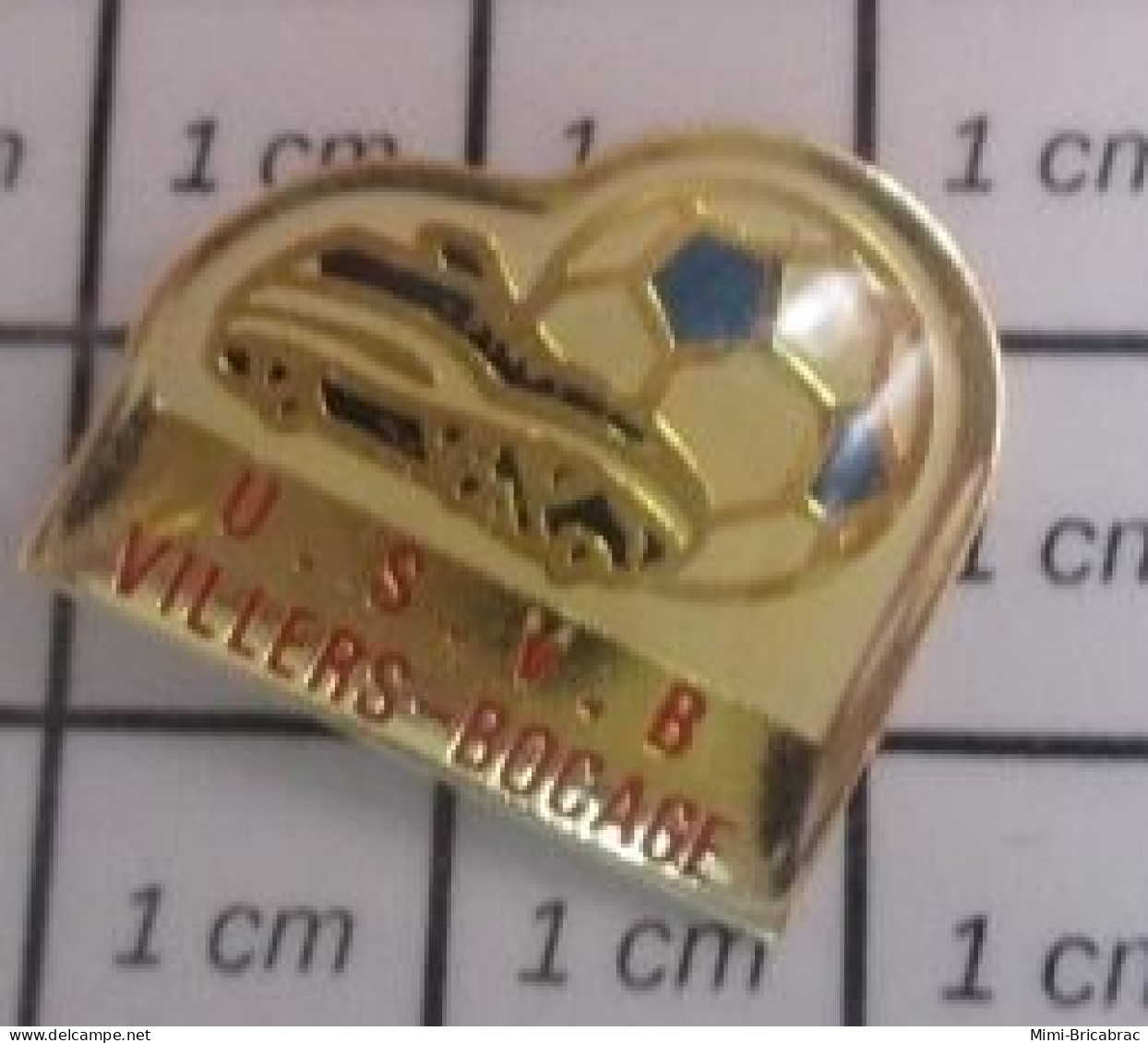 1818B Pin's Pins / Beau Et Rare / SPORTS / CLUB FOOTBALL USVB VILLERS BOCAGE CALVADOS - Football