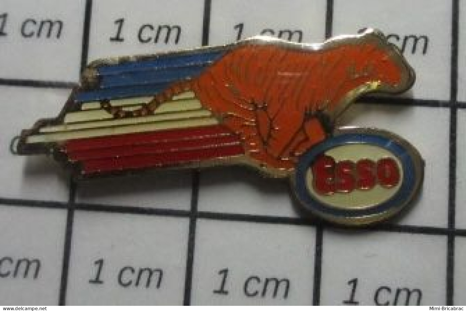 1818B  Pin's Pins / Beau Et Rare / CARBURANTS / ESSO METTEZ UN TIGRE ORANGE DANS VOTRE MOTEUR - Fuels