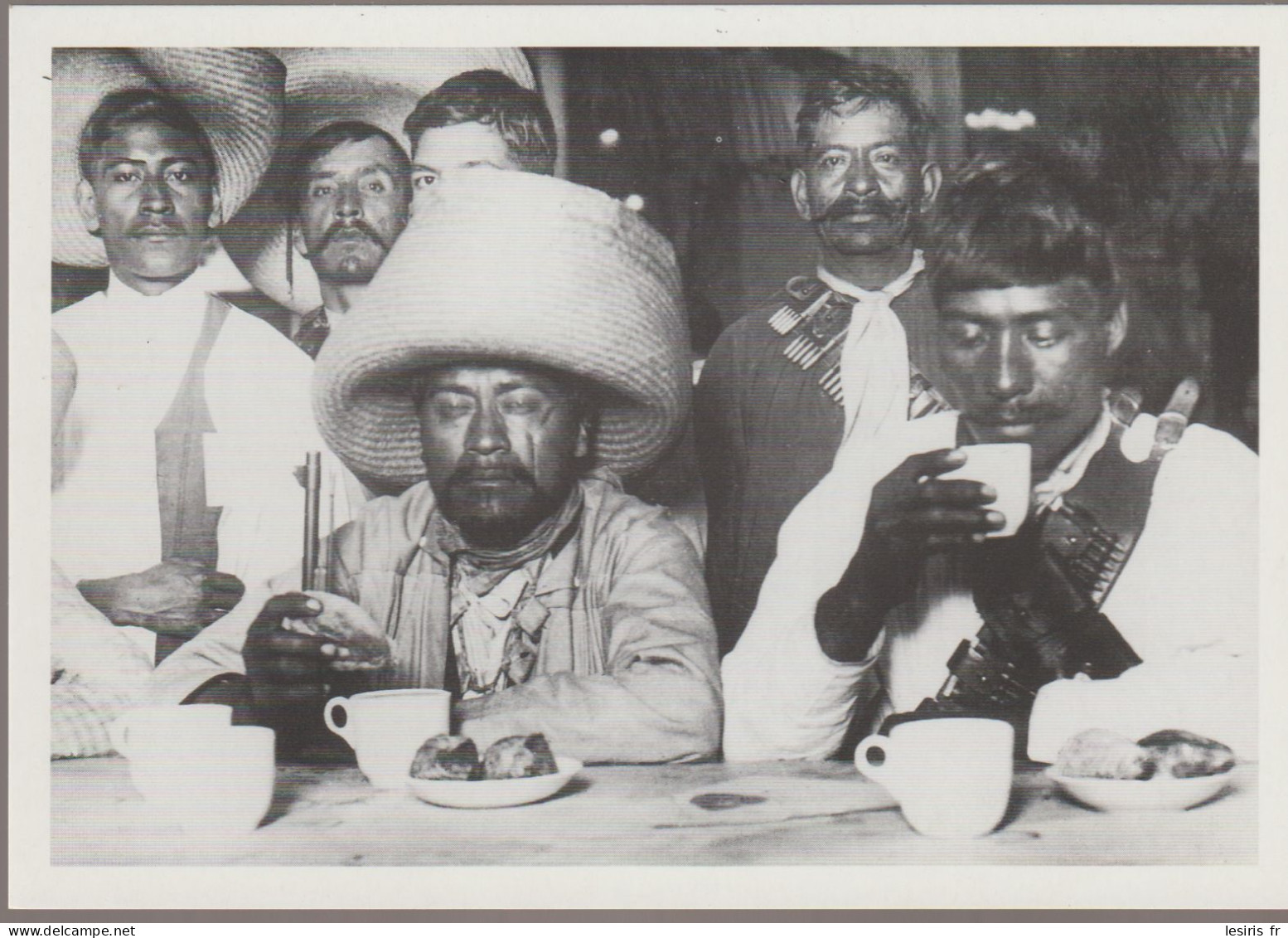 C.P. - PHOTO - REVOLUTION MEXICAINE- 1910-1920- NOVEMBRE DECEMBRE 1914 - ZAPATISTES PRENANT LEUR PETIT DEJEUNER A MEXICO - Betogingen
