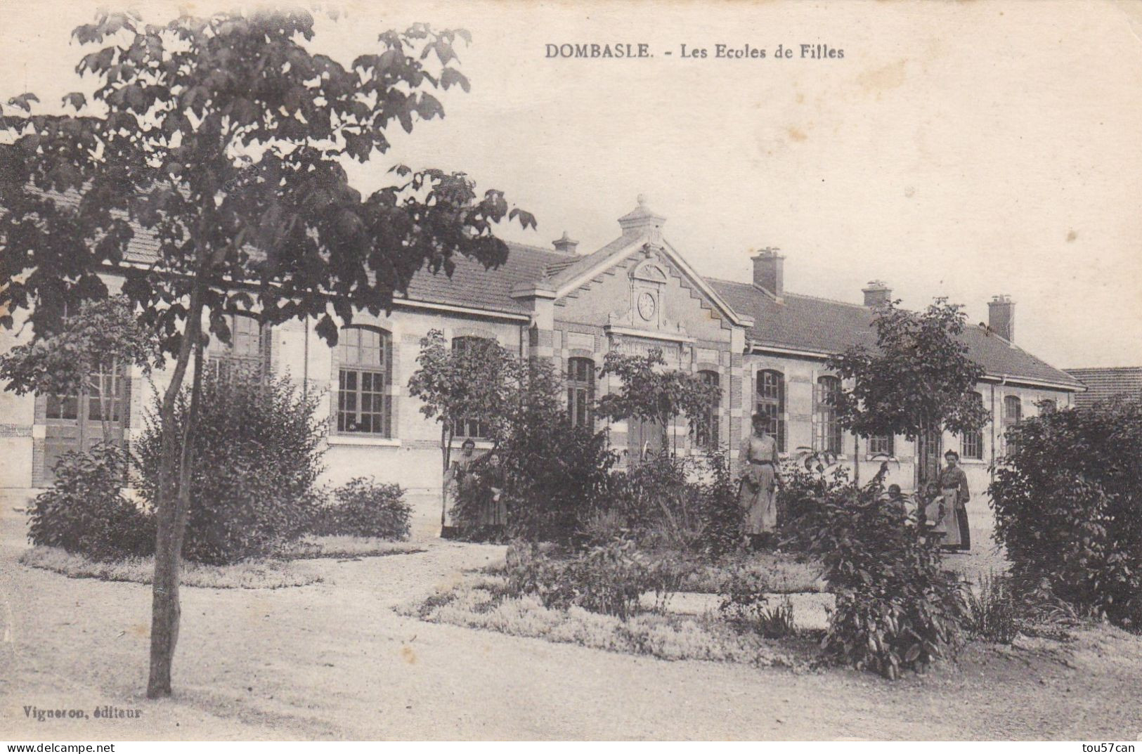 DOMBASLE  -  MEURTHE & MOSELLE  -  (54) -  CPA  -  LES  ECOLES  DES  FILLES. - Other & Unclassified