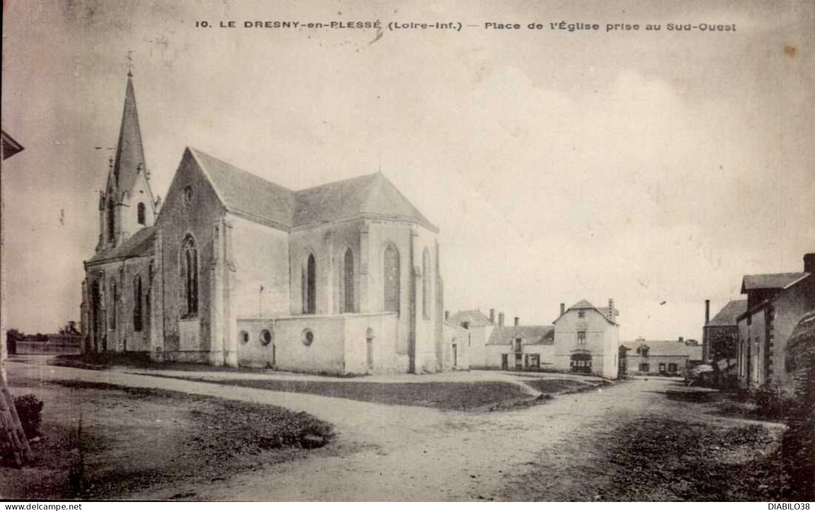 LE DRESNY-EN-PLESSE     ( LOIRE ATLANTIQUE )   PLACE DE L ' EGLISE PRISE AU SUD-OUEST - Altri & Non Classificati