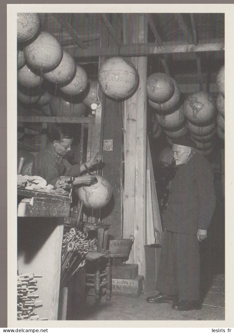 C.P. - PHOTO - METIERS - FABRIANT DE GLOBES TERRESTRES EN 1954  PARIS - MAURICE JUAN - ME 2 - ROGER VIOLLET - Industrie