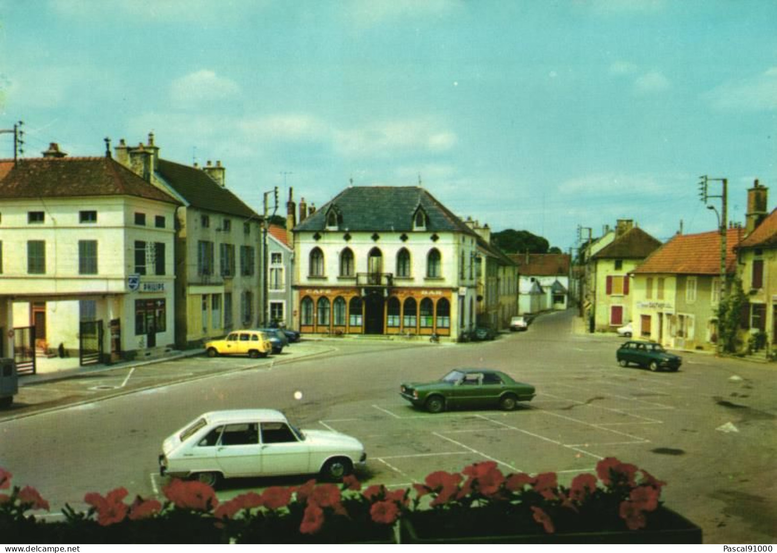 LAIGNES  La Place Victor Gat Et Le Café Des Chiens - Altri & Non Classificati