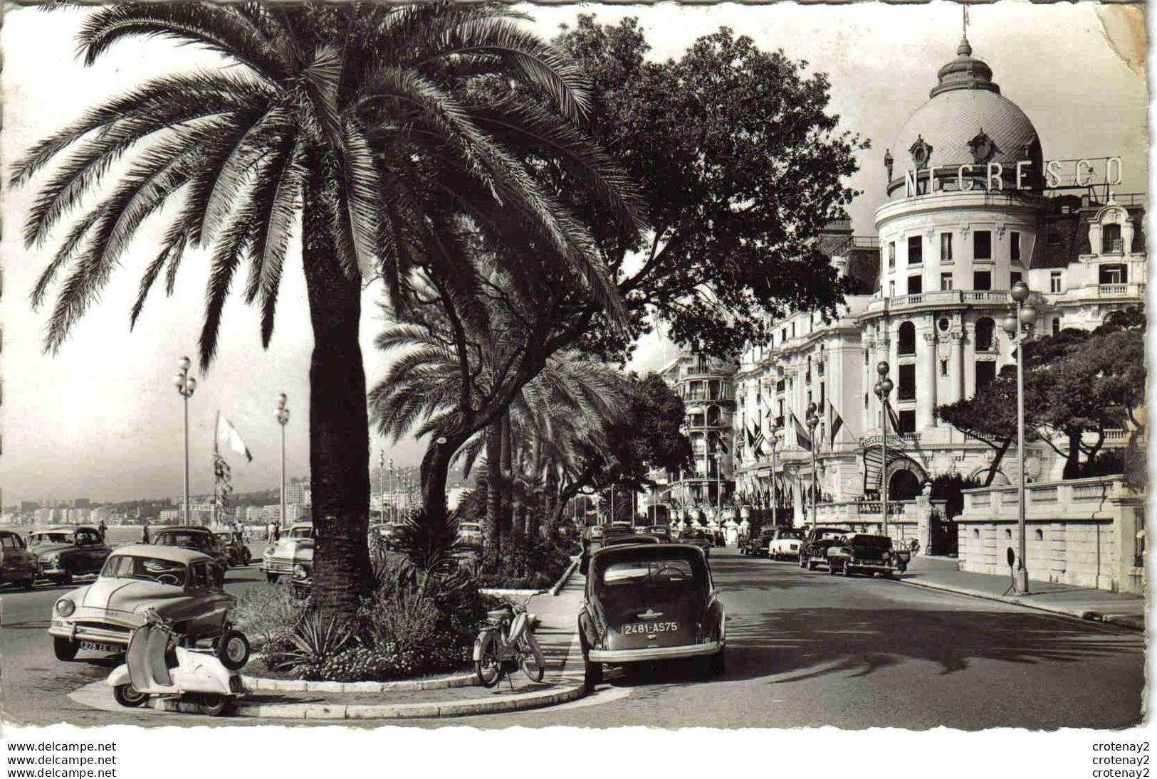 06 NICE N°16 457 Hôtel Négresco En 1964 Scooter Ou Vespa Hotchkiss ? Simca Aronde Versailles Panhard Mobylette - Parcs Et Jardins