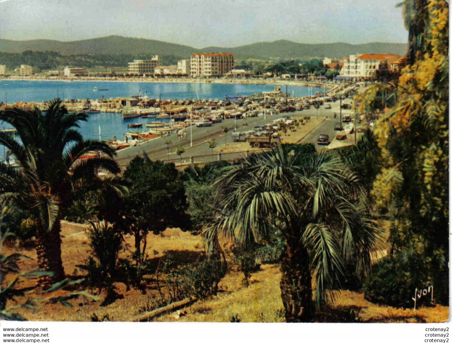 83 LE LAVANDOU Vue Générale En 1962 Yvon Camion Voitures Citroën DS 2CV Camionnette Simca Aronde - Le Lavandou