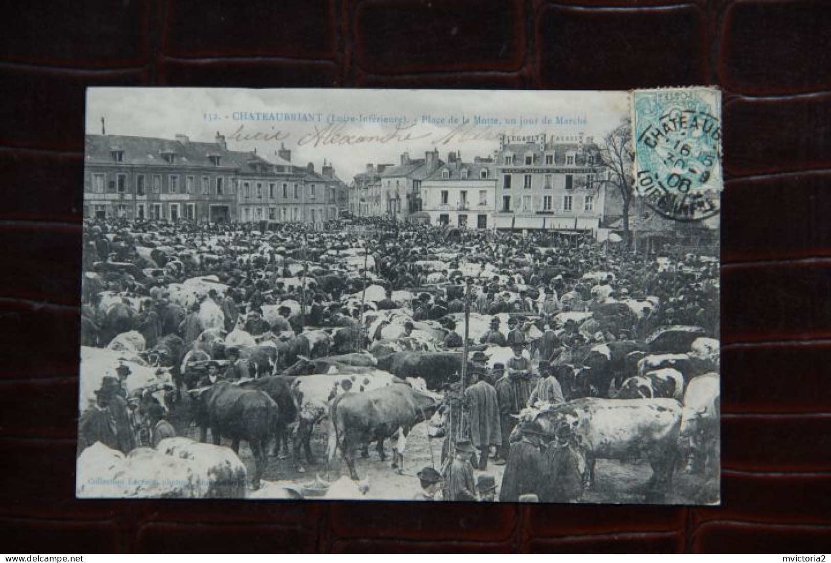 44 - CHATEAUBRIANT : Place De La Motte, Un Jour De Marché - Châteaubriant