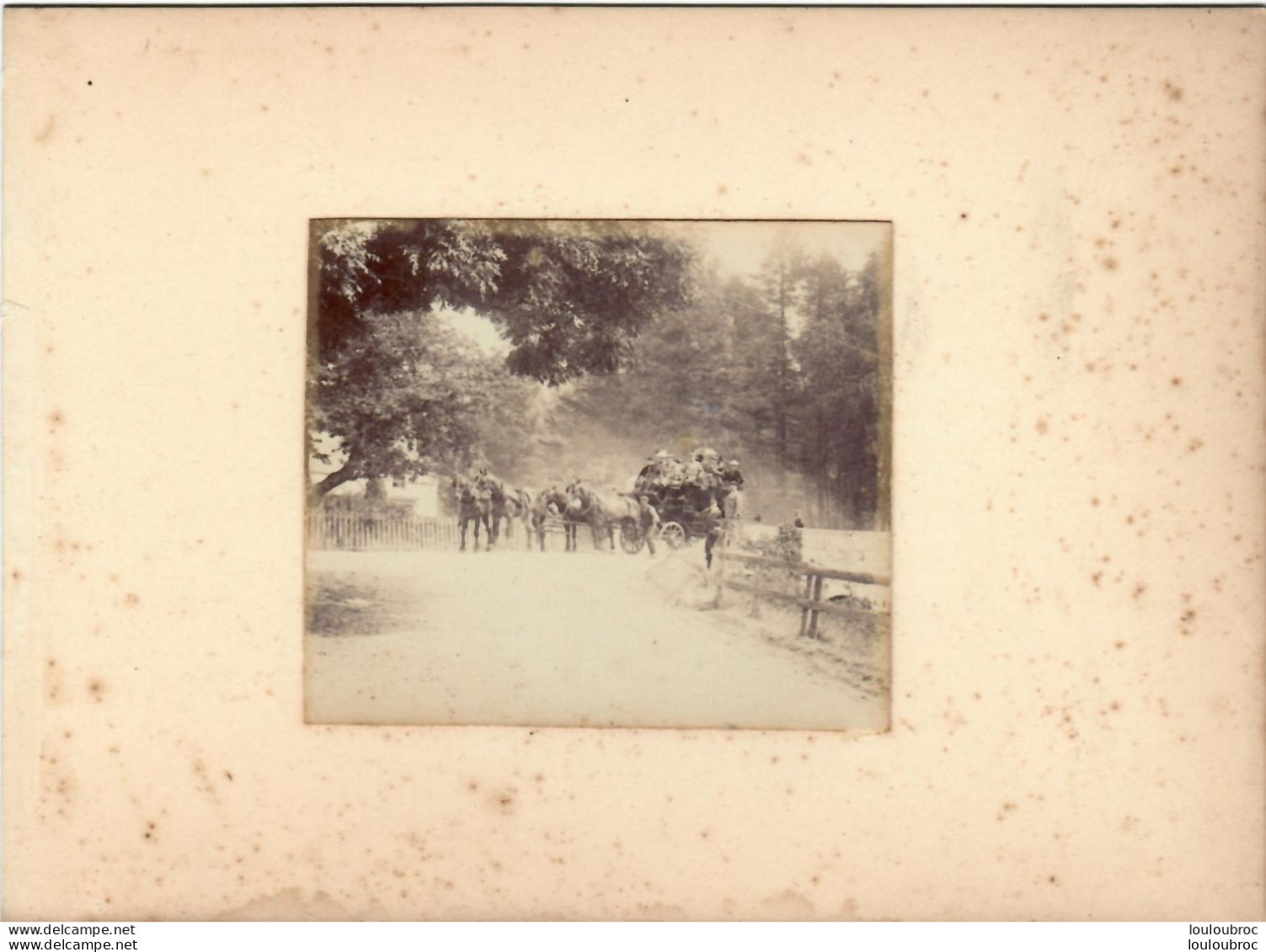 ECOSSE ROUTE D'ABERDEEN A BALMORAL LE MAIL COACH FIN 19e PHOTO ORIGINALE DE 8.50X7 CM COLLEE SUR CARTON 18X13CM - Oud (voor 1900)