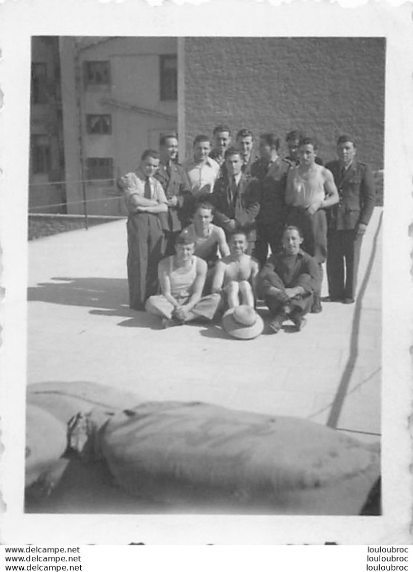 WW2 EN 1943 ARMEE ITALIENNE SOLDATS ITALIENS ATHENES  EN GRECE  PHOTO ORIGINALE 6.50 X 4.50 CM  R52 - Guerre, Militaire