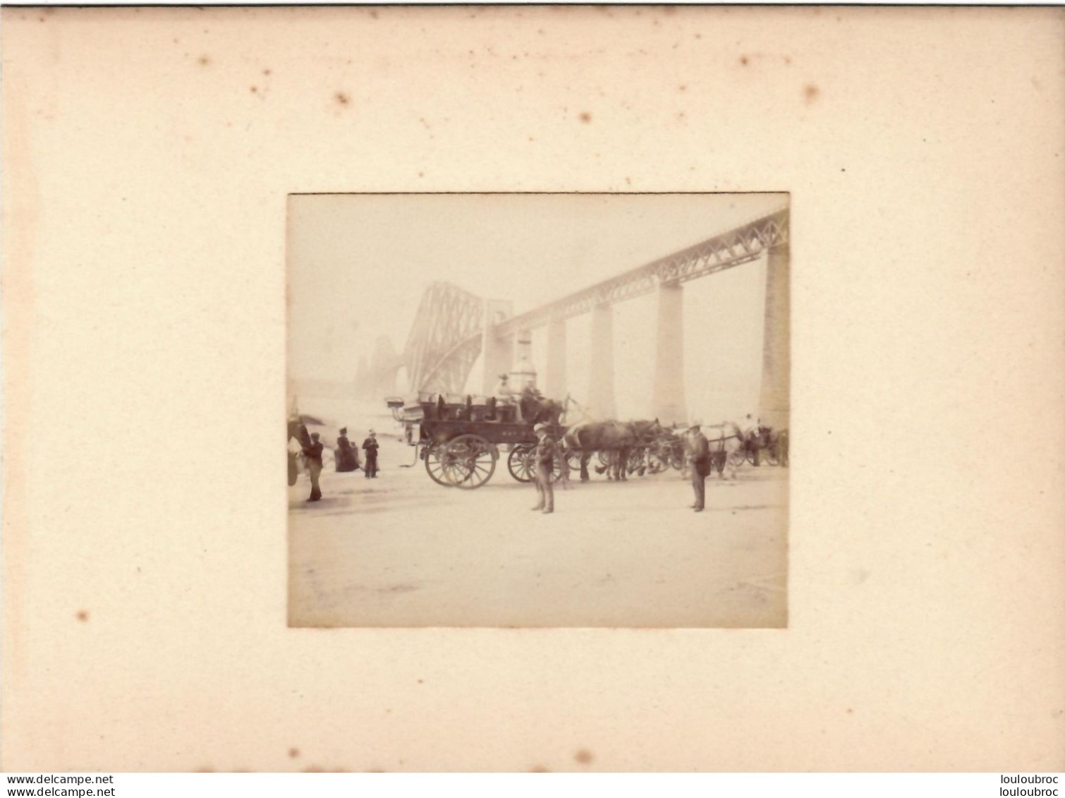 FORTH BRIDGE STATION DES MAILS COACHS ECOSSE  FIN 19e PHOTO ORIGINALE DE 8.50X7 CM COLLEE SUR CARTON 18X13CM - Old (before 1900)