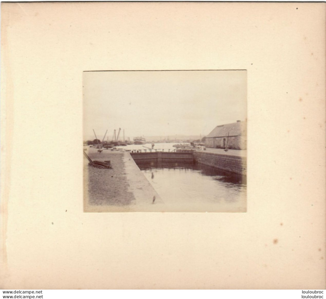 INVERNESS DERNIERE ECLUSE DU CANAL CALEDONIEN  FIN 19e PHOTO ORIGINALE SUR CARTON 16 X 14 CM FORMAT PHOTO 8.50 X 7 CM - Oud (voor 1900)