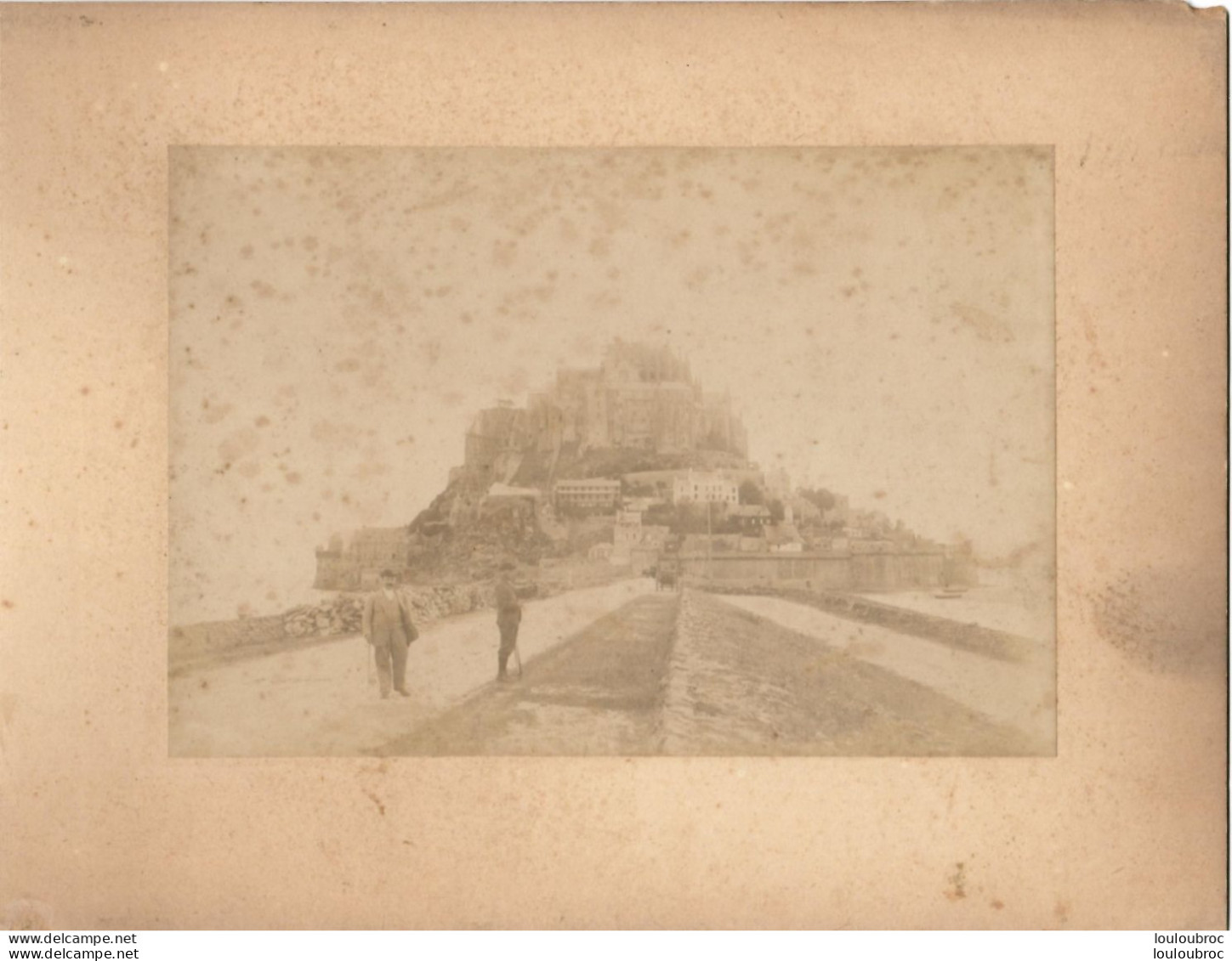 LE MONT ST MICHEL ET LA DIGUE  FIN 19em PHOTO ORIGINALE SUR CARTON 23x18CM FORMAT PHOTO 16X12CM - Antiche (ante 1900)