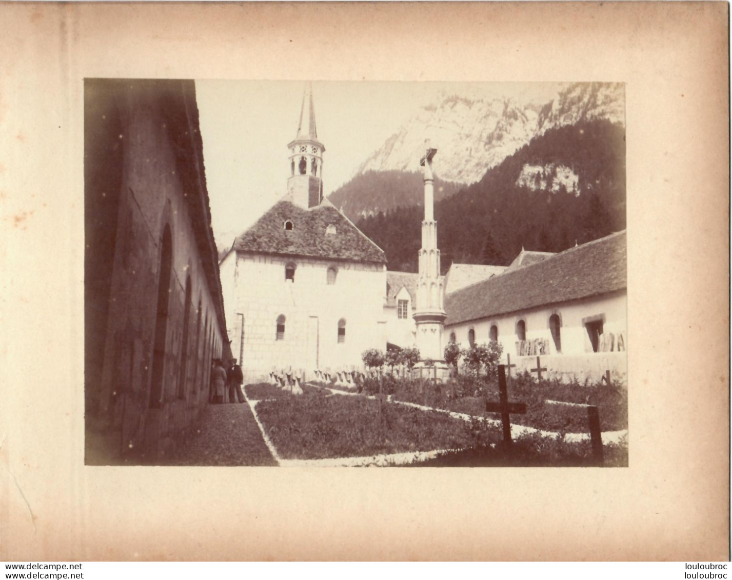 LA GRANDE CHARTREUSE CHAPELLE ET CIMETIERE FIN 19em PHOTO ORIGINALE 17x13CM COLLEE SUR CARTON DE 23x18cm - Anciennes (Av. 1900)