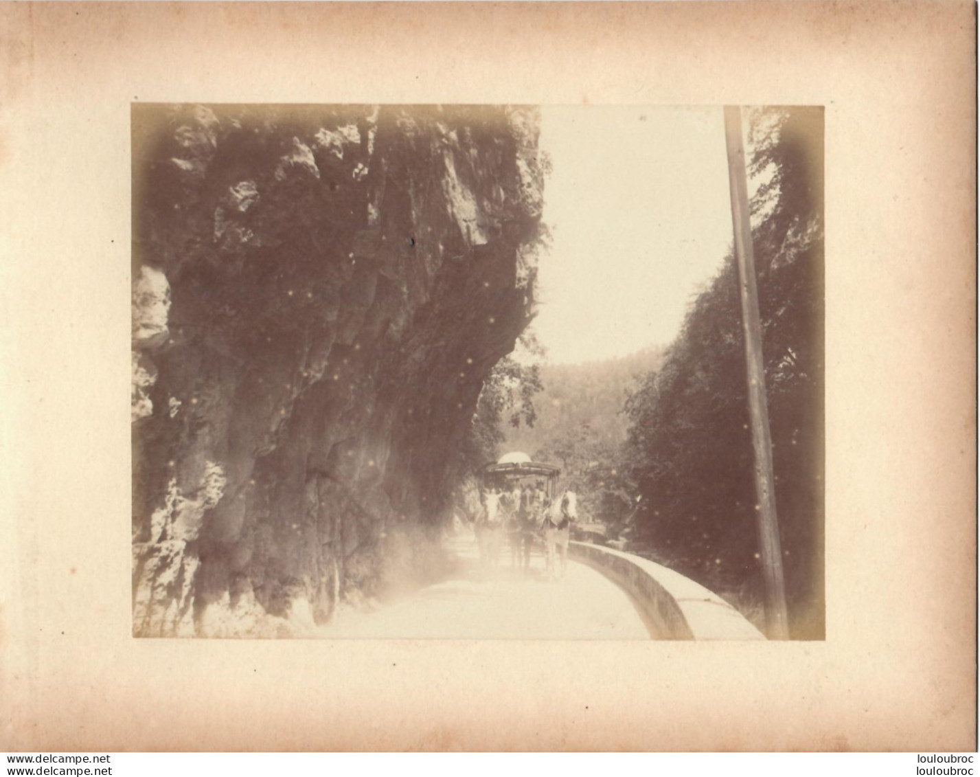 ROUTE DE LA GRANDE CHARTREUSE ENTREE DU DESERT ATTELAGE FIN 19em PHOTO ORIGINALE 17x13CM COLLEE SUR CARTON DE 23x18cm - Alte (vor 1900)
