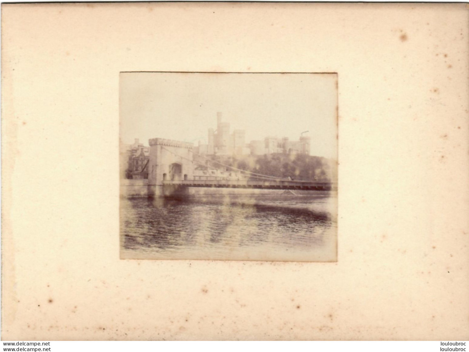 INVERNESS ECOSSE CHATEAU ET PONT SUSPENDU  FIN 19em PHOTO ORIGINALE 8x7CM COLLEE SUR CARTON DE 18x13cm - Alte (vor 1900)