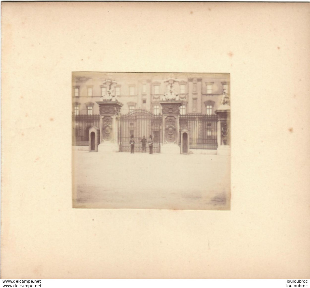 LONDRES PALAIS DE BUCKINGHAM FIN 19em PHOTO ORIGINALE 8x7CM COLLEE SUR CARTON DE 18x13cm - Oud (voor 1900)