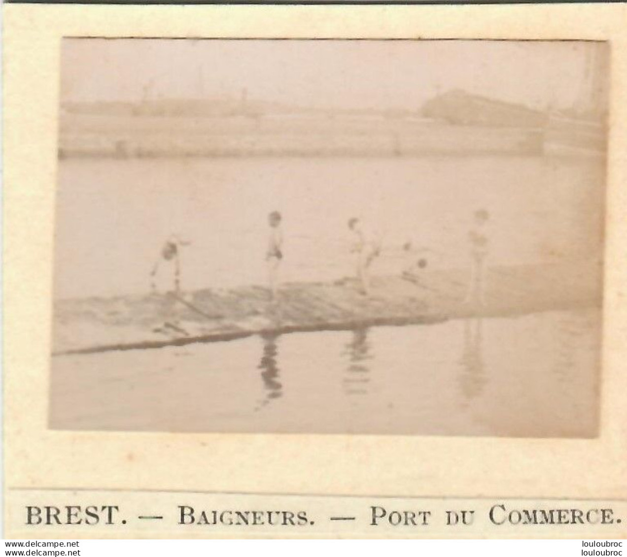 RARE BREST BAIGNEURS PORT DU COMMERCE  FIN 19em SIECLE PHOTO ORIGINALE COLLEE SUR CARTON 6.50 X 5.50 CM - Alte (vor 1900)