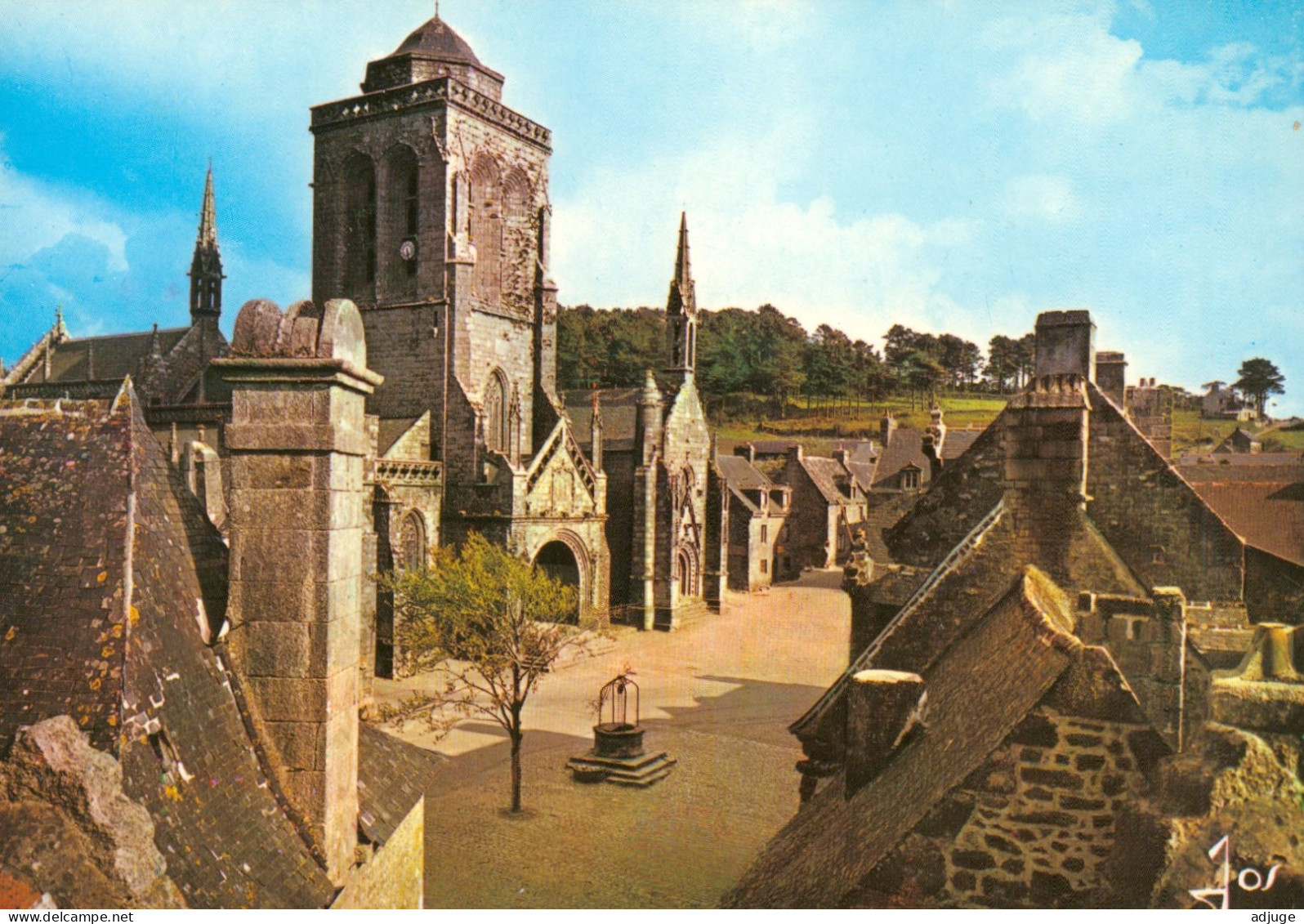 CPM-29- LOCRONAN - La Place, L'Eglise Et Les Vieilles Maisons Des Tisserands TBE**2 Scans - Locronan