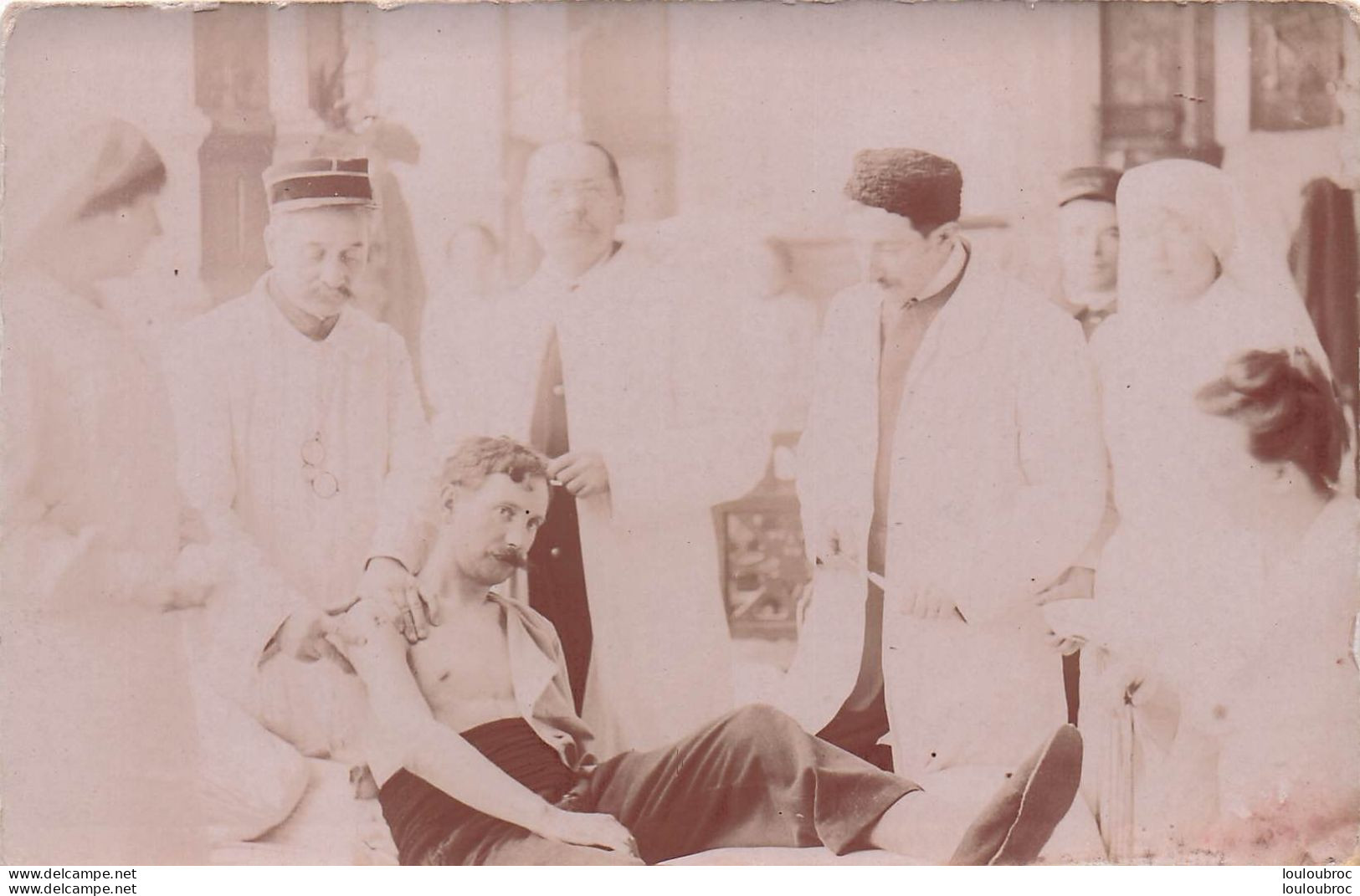 CARTE PHOTO SOLDAT BLESSE  ENTOURE DES MEDECINS ET INFIRMIERES - War 1914-18