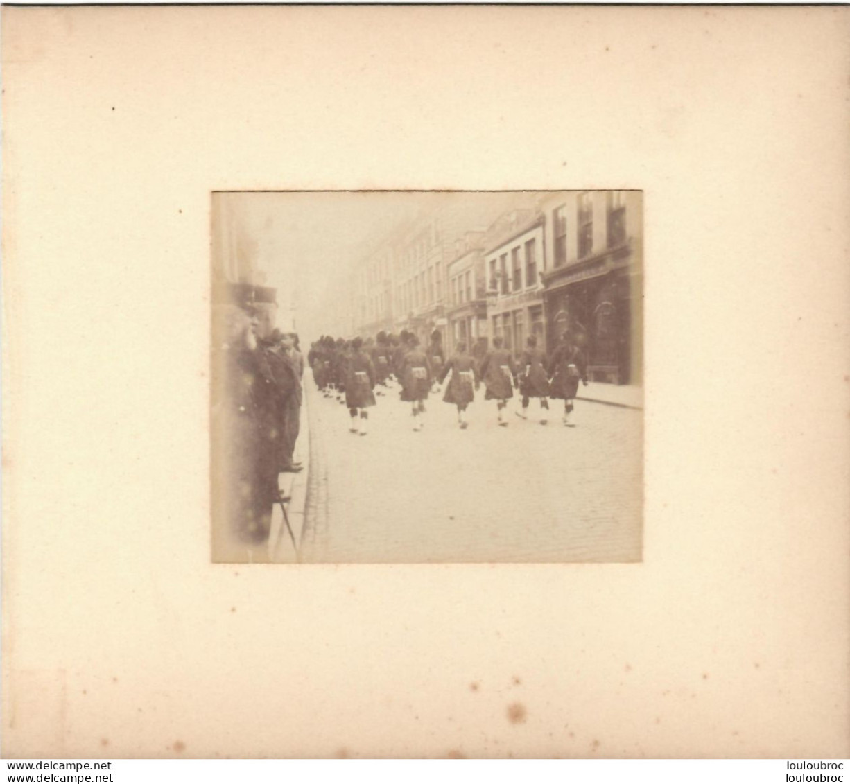 INVERNESS SOLDATS REVENANT DU TEMPLE FIN XIXe SIECLE PHOTO ORIGINALE SUR CARTON DE16.50X15CM FORMAT DE LA PHOTO 8.50X7CM - Alte (vor 1900)