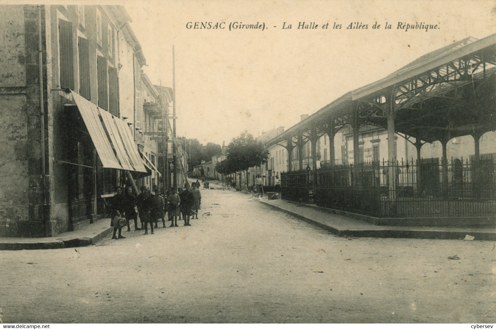 GENSAC - La Halle Et Les Allées De La République - Groupe D'enfants - Autres & Non Classés