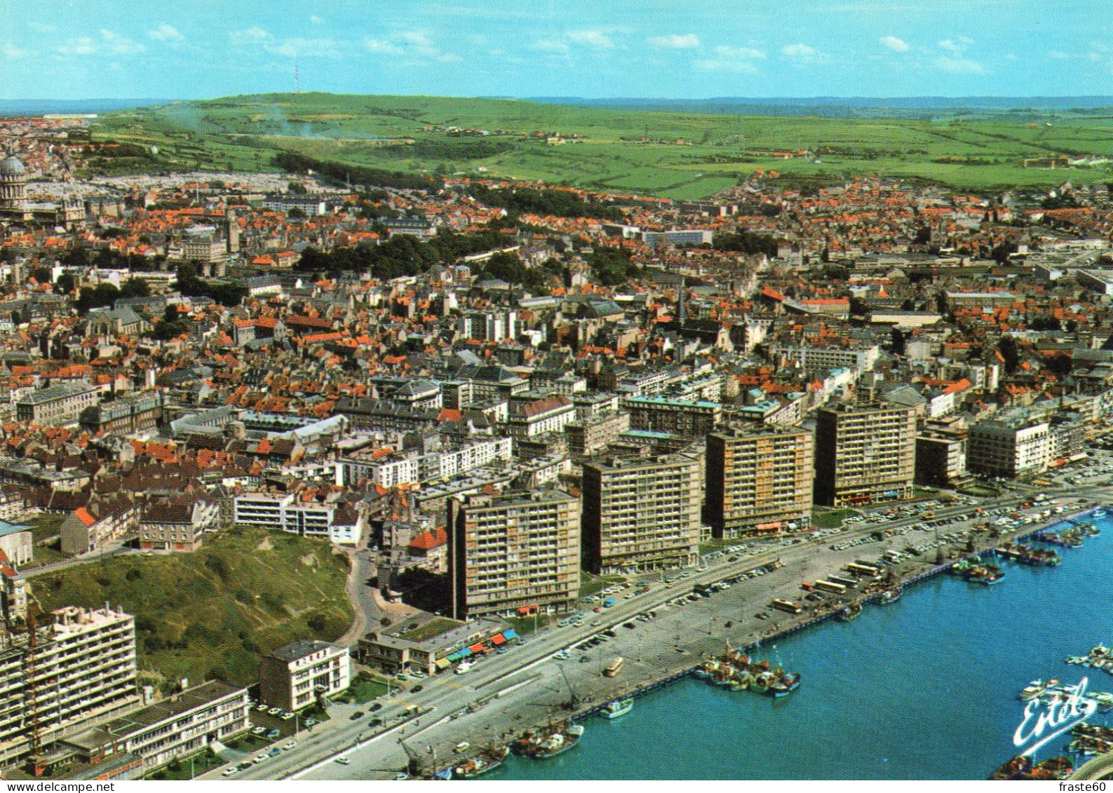 Boulogne Sur Mer - Vue Aérienne Sur Le Port , Le Quai Gambetta Et La Ville - Boulogne Sur Mer