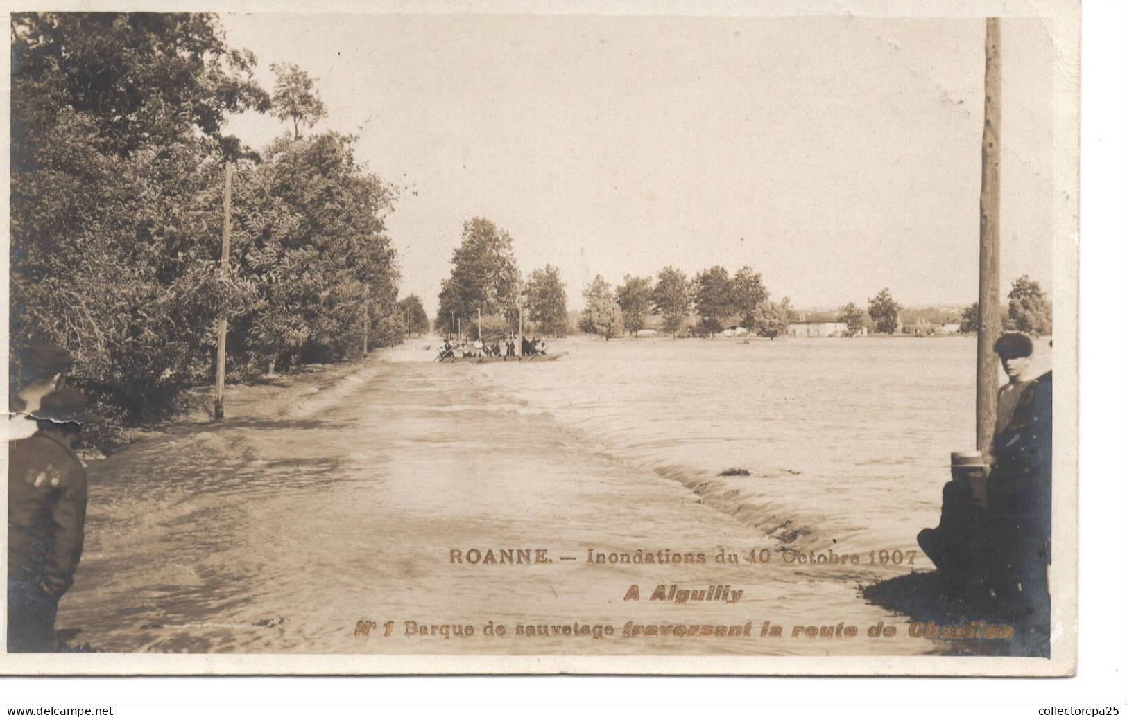 Roanne Inondations Du 10 Octobre 1907 à Aiguilly N°1 Barque De Sauvetage Traversant La Route De Charlieu CARTE PHOTO - Roanne