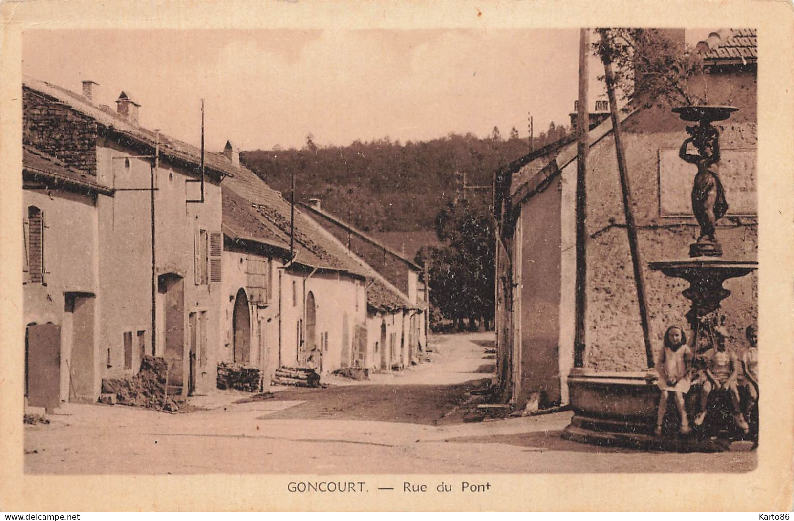Goncourt * La Rue Du Pont * La Fontaine - Autres & Non Classés