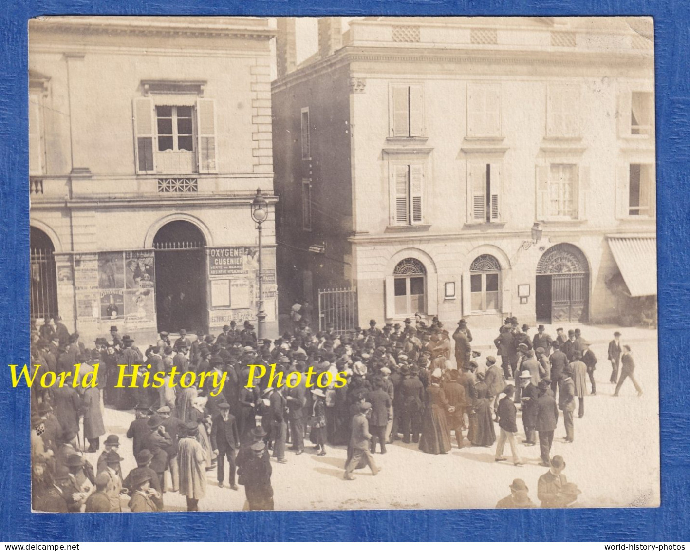 Photo Ancienne Début XXe - Sablé Sur Sarthe - Foule Sur La Place Del' Hôtel De Ville Pub Affiche Publicitaire Lampadaire - Oud (voor 1900)