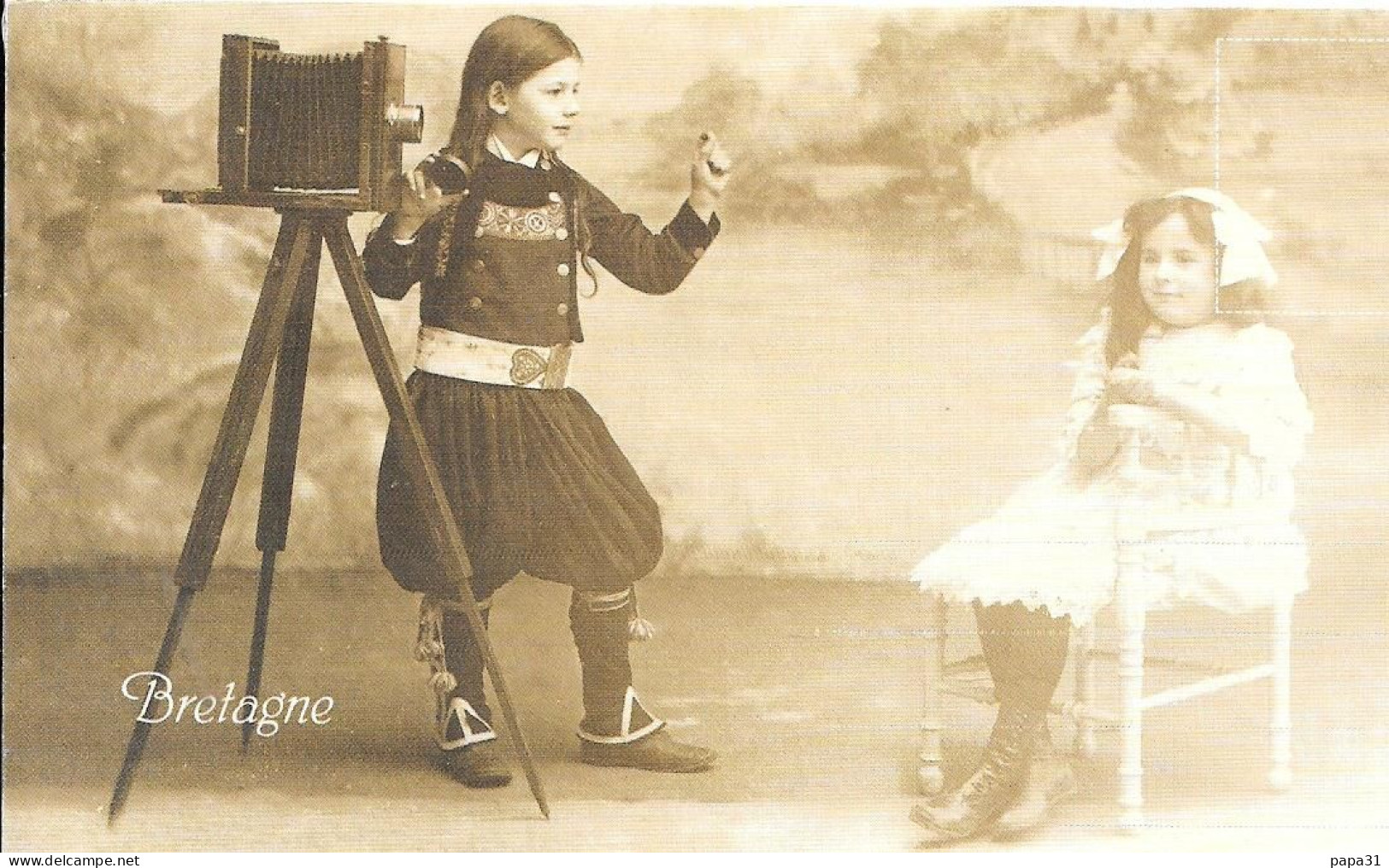 Enveloppe Avec Un Jeune Photographe Et Une Jeune Fille De Bretagne - Photographs