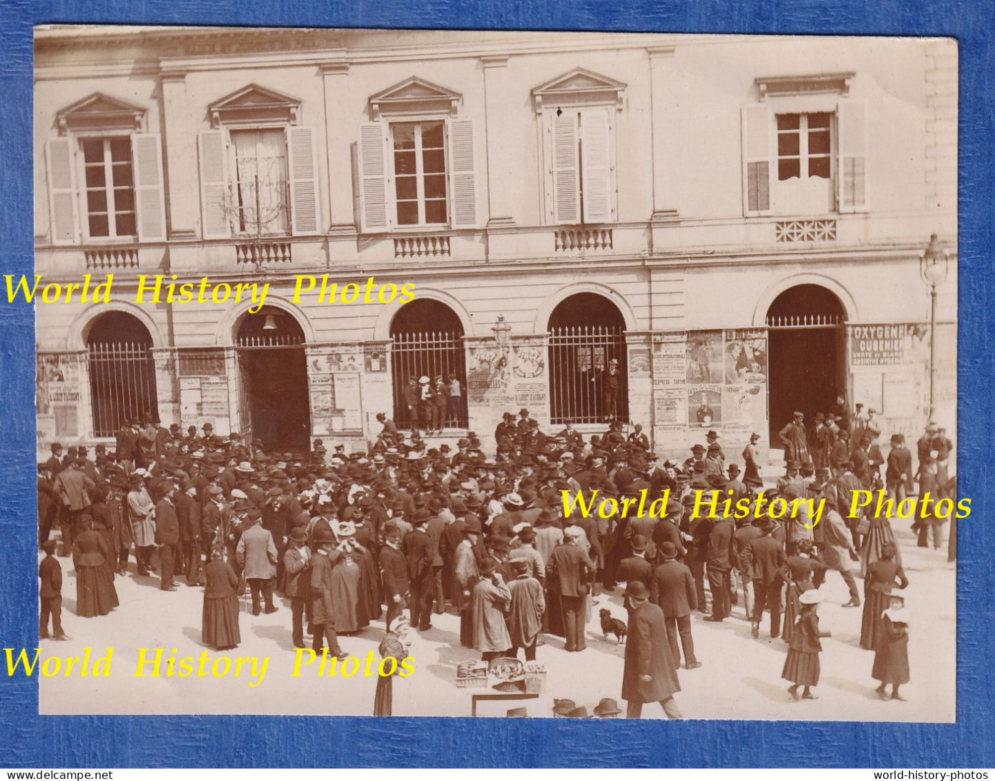 Photo Ancienne Début XXe - Sablé Sur Sarthe - Foule Devant Affiche élection Paul D'ESTOURNELLES Alphonse LERET D'AUBIGNY - Oud (voor 1900)