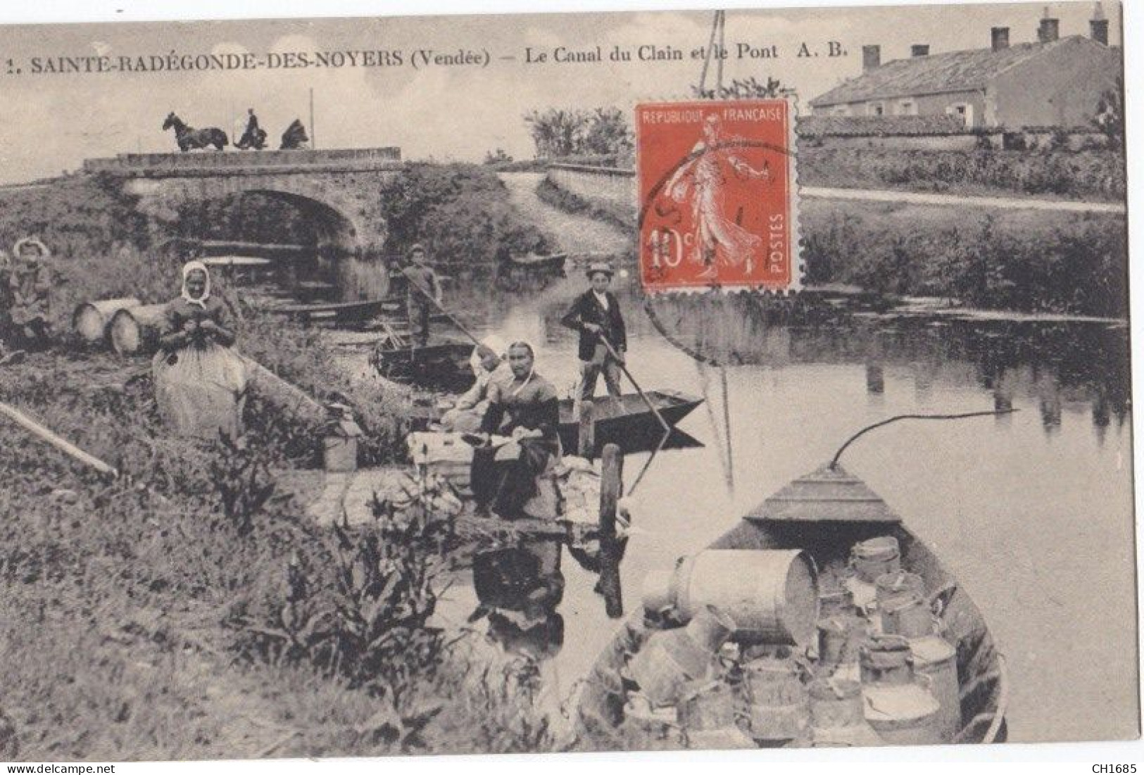 Sainte-Radegonde-des-Noyers (85) Laveuses Au Bord Du Clain Et Le Pont - Autres & Non Classés