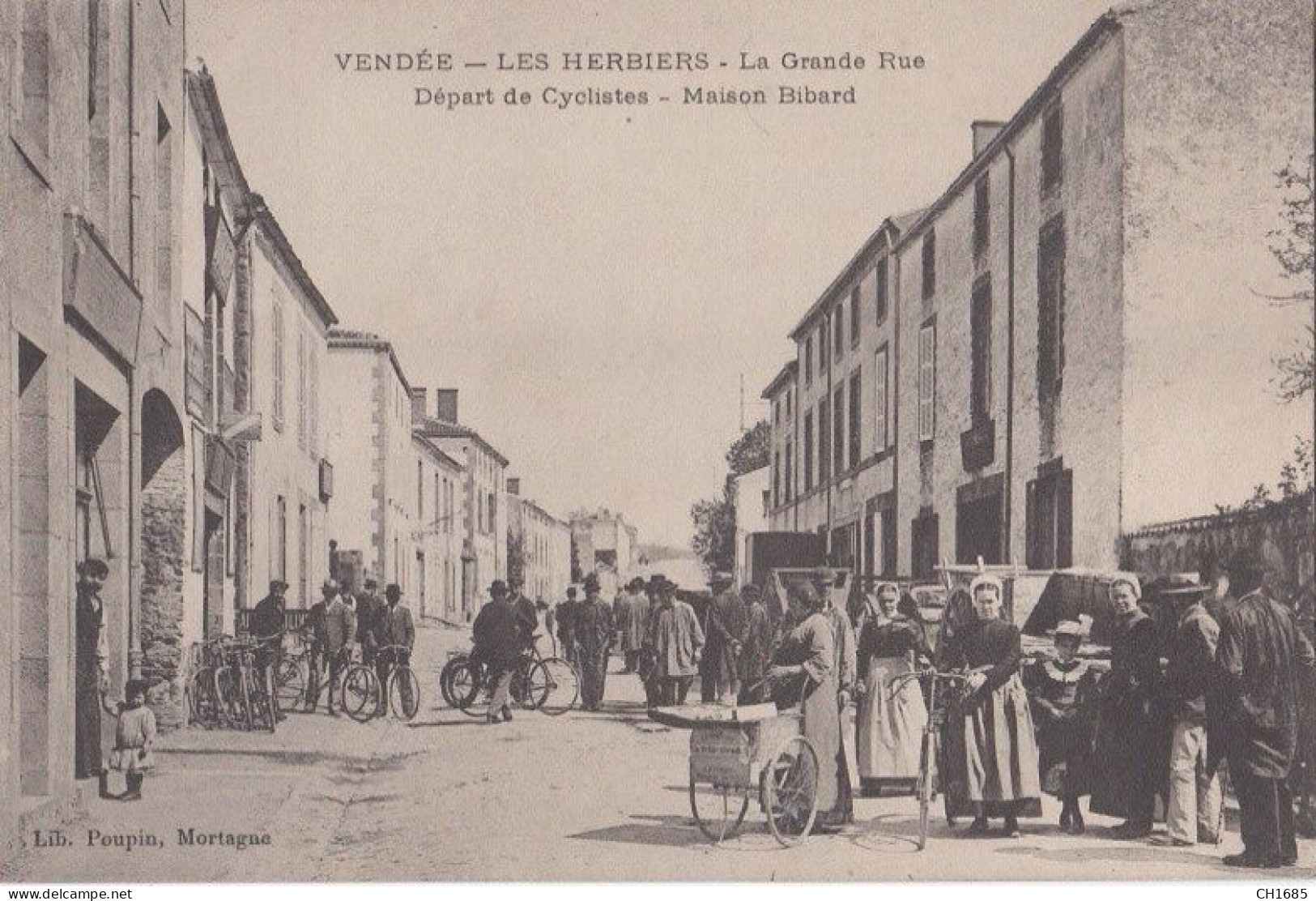 LES HERBIERS (85) Cyclistes Grande Rue Devant La Maison Bibard - Les Herbiers