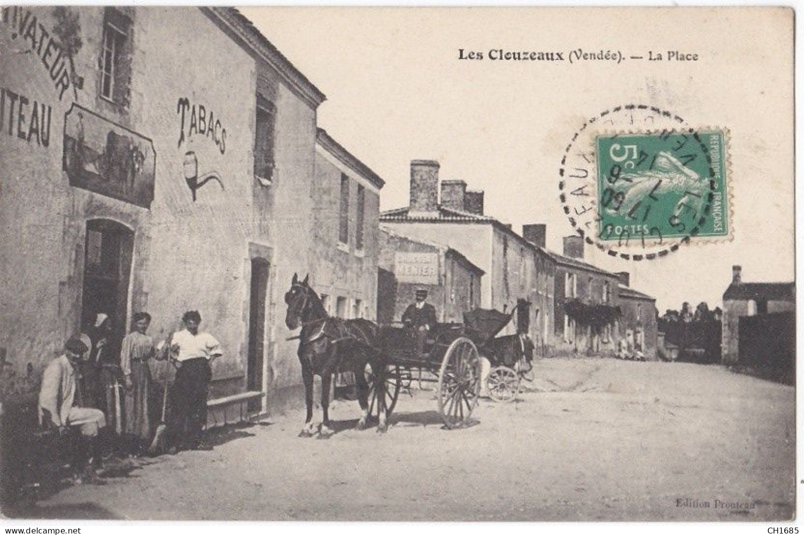 LES CLOUZEAUX (85) Calèche Sur La Place Devant Le Tabac - Other & Unclassified