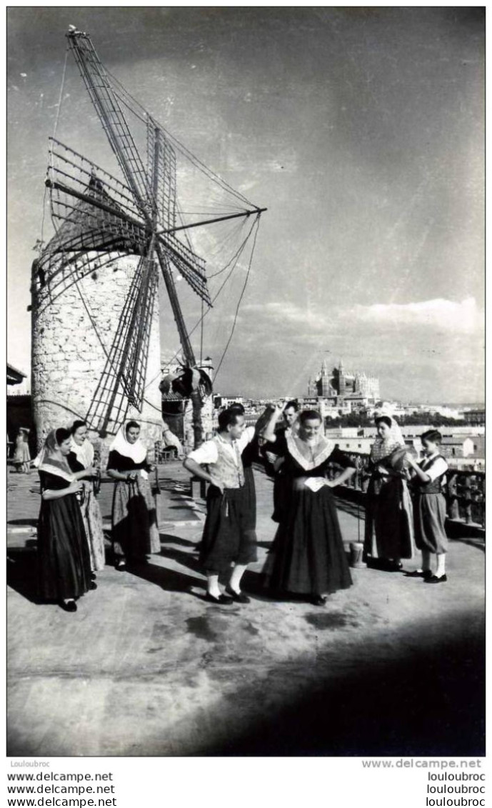 PALMA DE MALLORCA DANZA REGIONAL Y TIPICOS MOLINOS. AL FONDO LA CATEDRAL - Mallorca