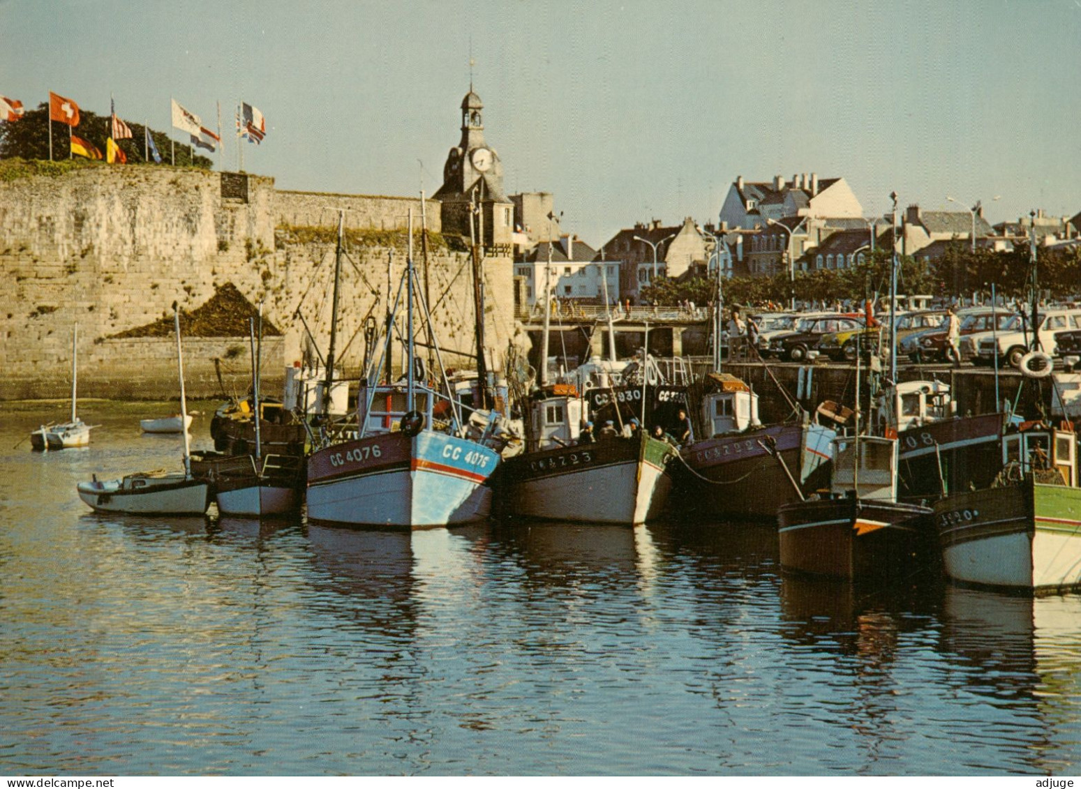 CPM-29- CONCARNEAU - KONK-KERNEW Devant Le Beffroi De La Ville Close, Bateaux De Pêche* TBE**2 Scans - Concarneau