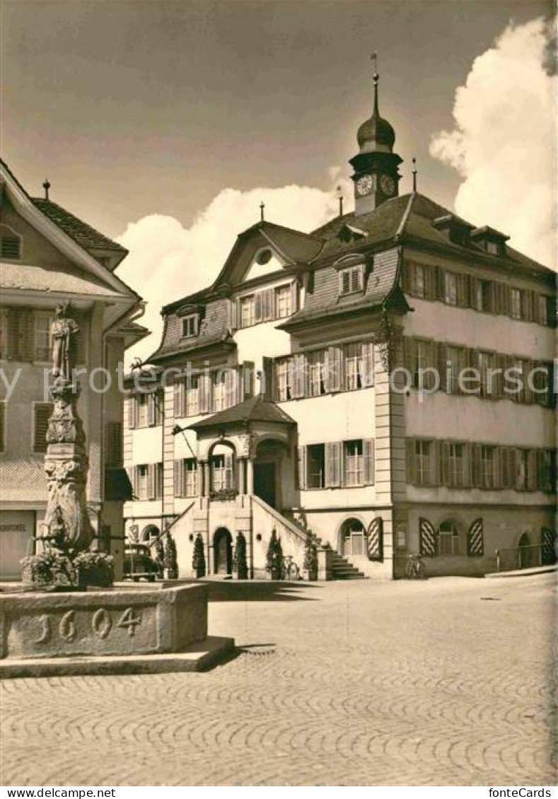 12761329 Sarnen Rathaus Mit Bruderklausen Brunnen Sarnen - Other & Unclassified