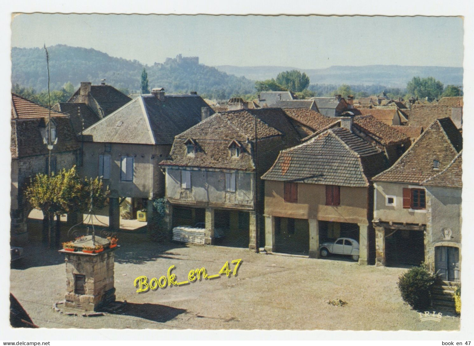 {92064} 46 Lot Bretenoux En Quercy , Place Des Couverts , A L' Arrière Plan , Château De Castelnau ; Citroën 2cv - Bretenoux