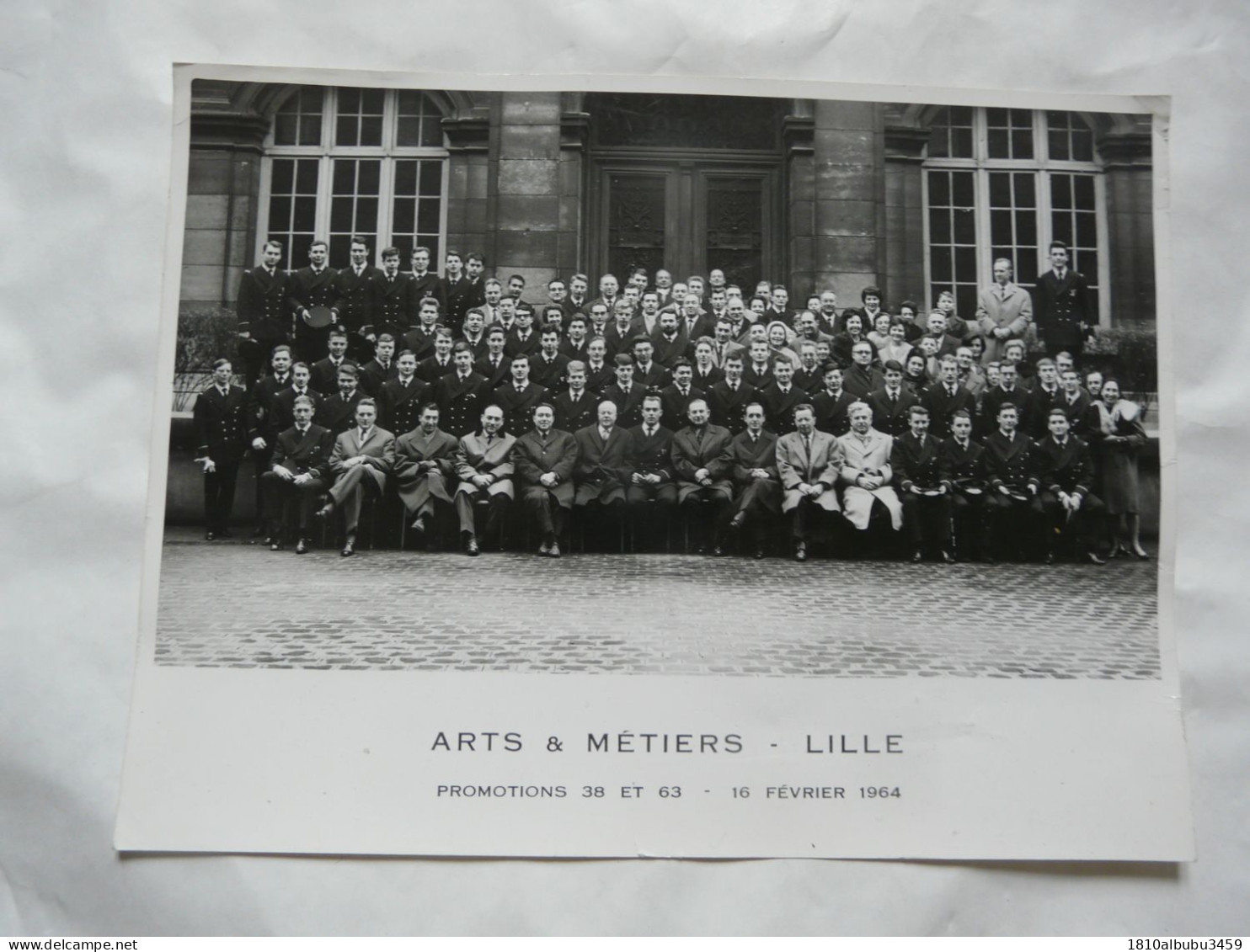 PHOTO ANCIENNE ( 23,5 X 17,5 Cm) - ARTS & METIERS - LILLE  : Scène Animée - Promotions 38 Et 63 - 16 Février 1964 - Professions