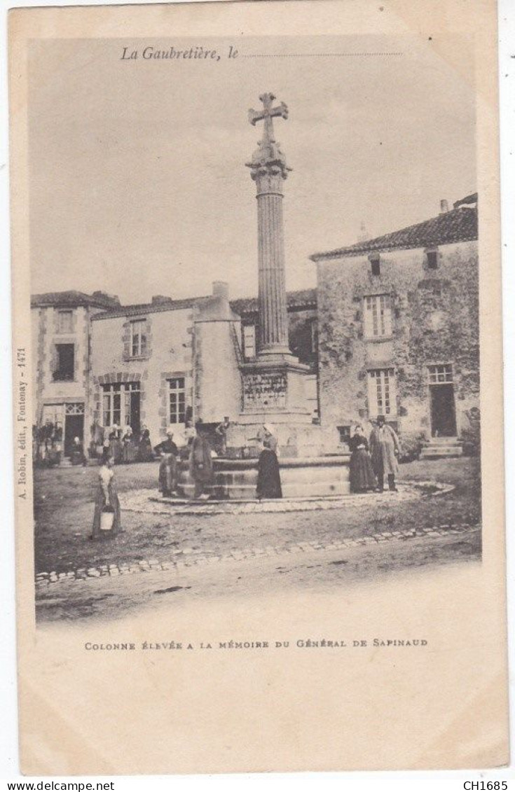 LA GAUBRETIERE (85) Villageois Devant La Colonne Du Général De Sapinaud - Sonstige & Ohne Zuordnung