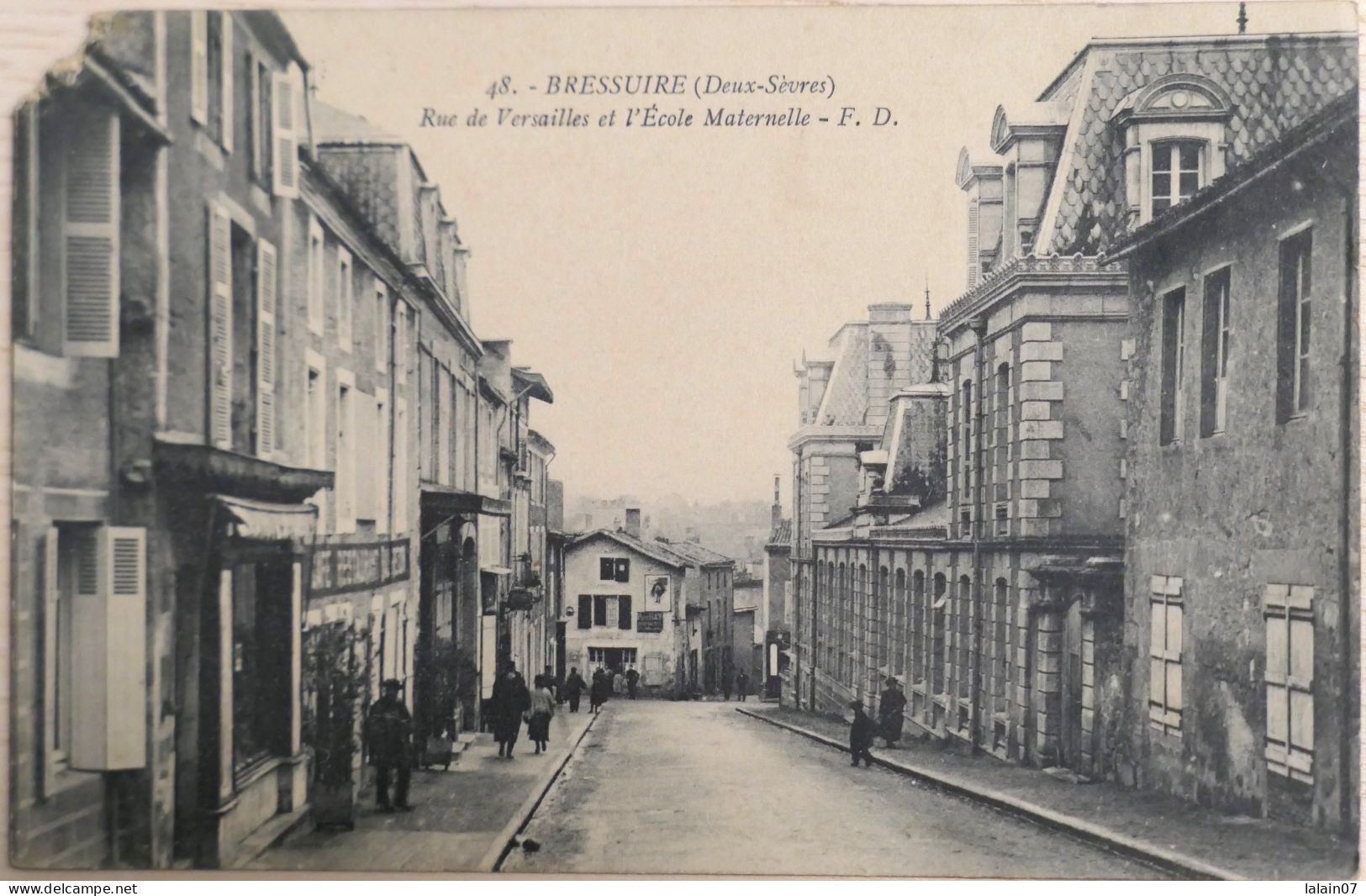 C. P. A. : 79 : BRESSUIRE : Rue De Versailles Et L'Ecole Maternelle, Animé, Timbre En 1917 - Bressuire