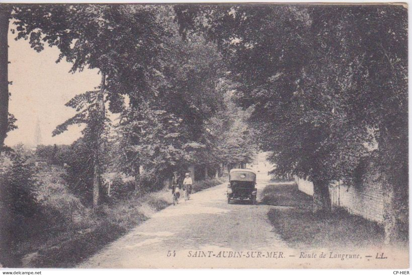 14 - SAINT ST AUBIN SUR MER - AUTO AUTOMONILE SUR LA ROUTE DE LANGRUNE - CROISANT 2 CYCLISTES  - - Saint Aubin