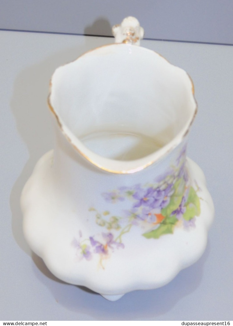 -JOLI ANCIEN POT A LAIT CREMIER PORCELAINE  décor de Violettes collection    E