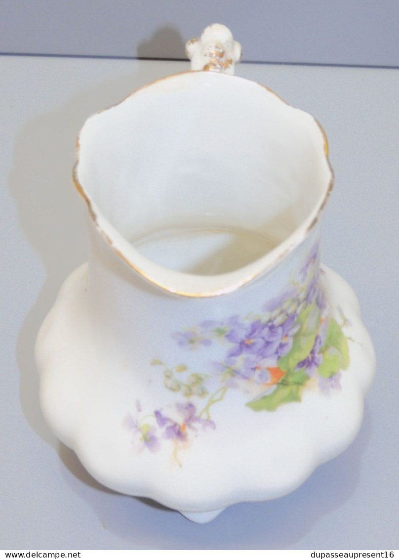 -JOLI ANCIEN POT A LAIT CREMIER PORCELAINE  décor de Violettes collection    E