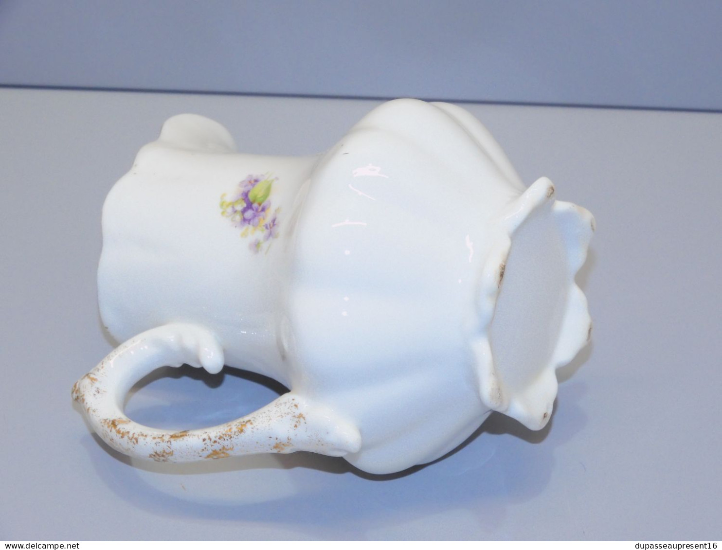 -JOLI ANCIEN POT A LAIT CREMIER PORCELAINE  décor de Violettes collection    E